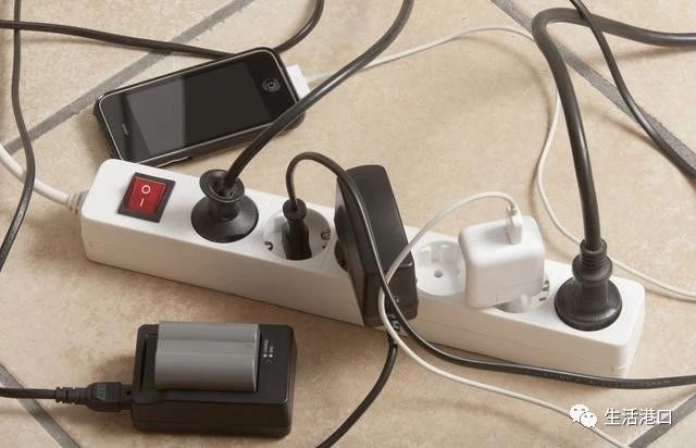 插排上有个红色按钮没事不要乱按听电工一解释才知道用处很大