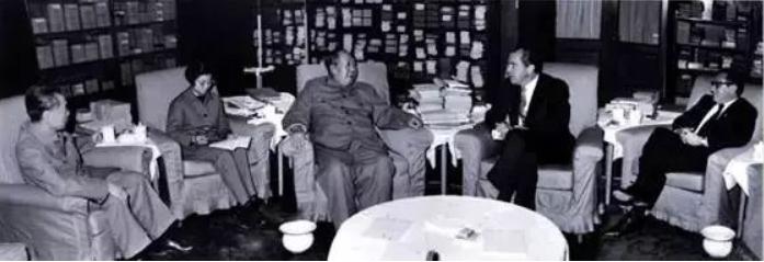 女翻译唐闻生：跟随毛主席10年，43岁转铁道部奋战13年，一生未婚