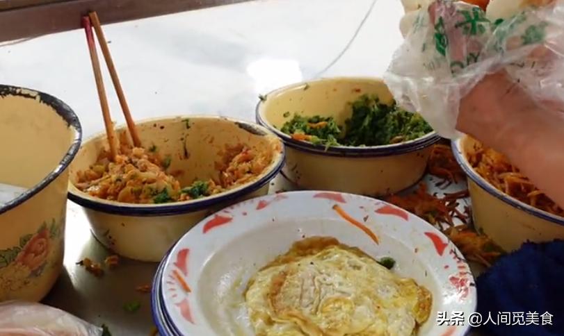 大姐摆摊卖独特小吃1天卖出400碗,90后小夫妻街边摆摊卖小吃