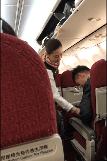男子飞机上遇到奇葩空姐,男子在飞机上戏弄空姐