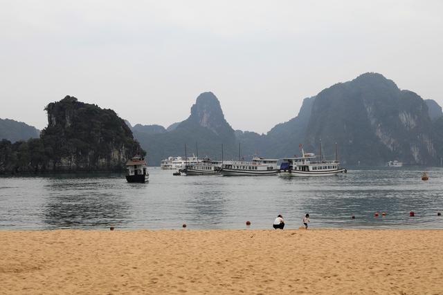 这里虽然风景如画人们生活的却很凄惨没日没夜的追着大船讨生活