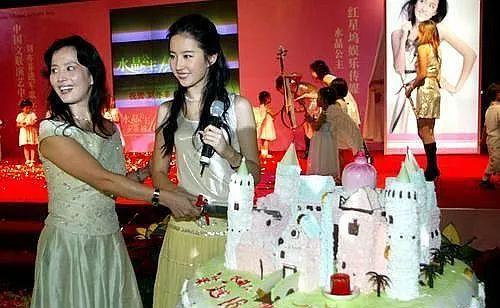 大美女刘晓莉：为了女儿刘亦菲，放弃了事业，丢掉了婚姻