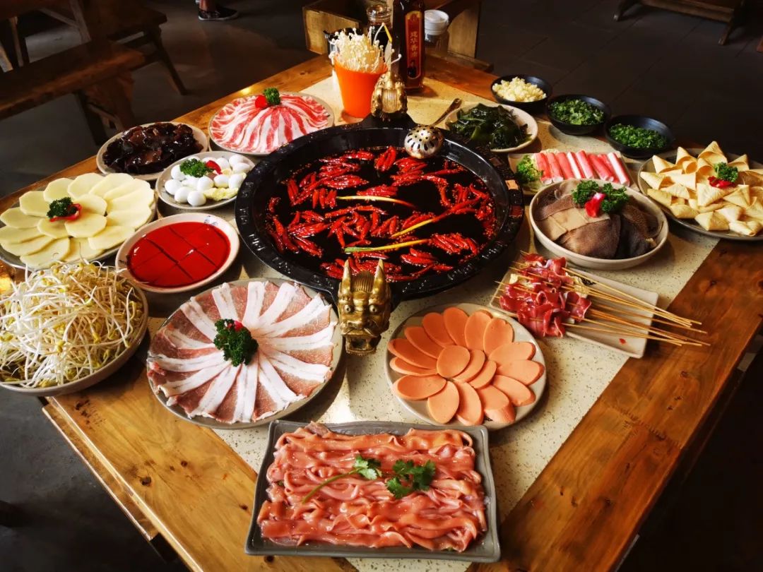 9荤6素！脆毛肚+肥牛…锅底油碟全包！成都昌隆坤火锅4人套餐88元
