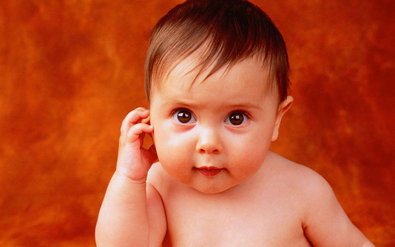 宝宝频繁挠耳朵耳朵口有红肿,宝宝总挠耳朵是要长牙了吗