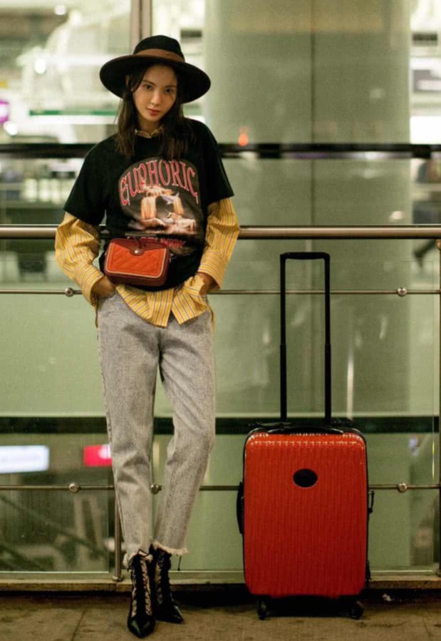 适合学生党的显瘦百搭裤子,阔腿牛仔裤搭配短款连帽卫衣学生