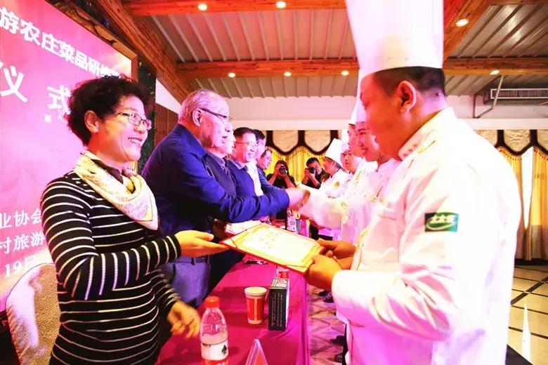 段跃平大师在五渡桥农庄菜品研修班上与学员分享学厨经历