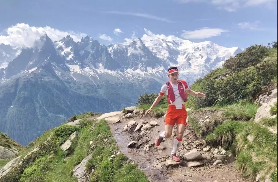 人物|踢着足球跑完首马！他说：做荒唐事才是正经事