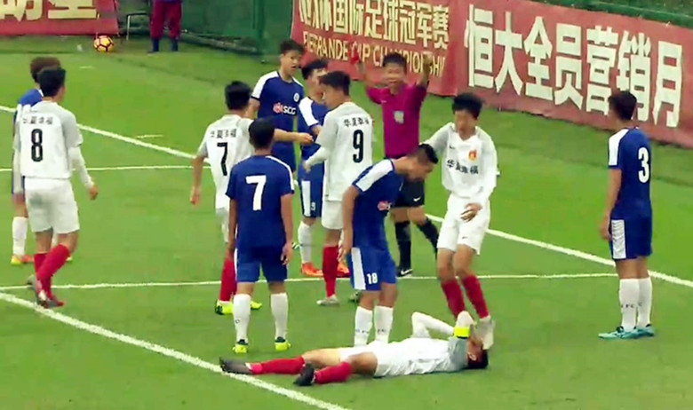 记住6号阮德英,这小子在绿茵场上公然施暴,拳打中国球员