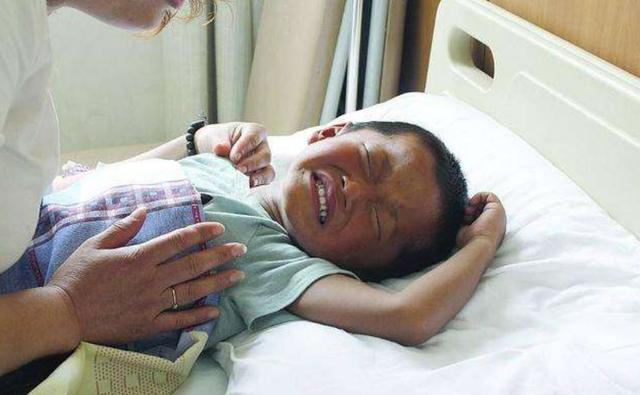 3岁宝宝半夜肚子疼还吐清水,3岁孩子吐黄水肚子疼