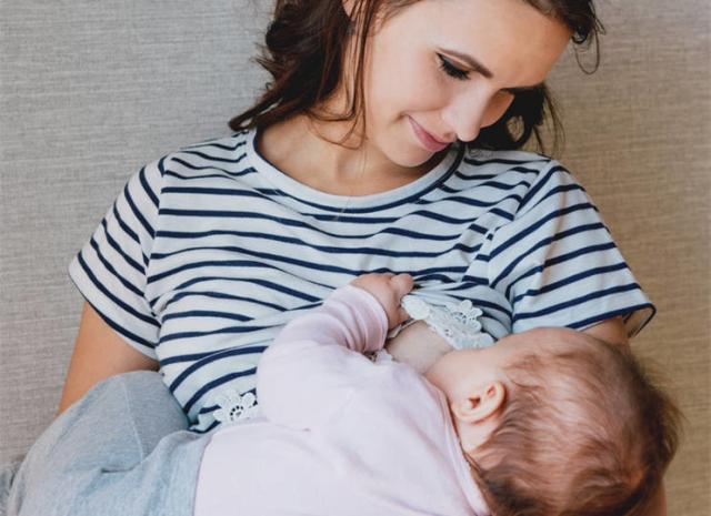 宝宝溢奶了还要不要继续喂奶,宝宝溢奶的原因及解决办法