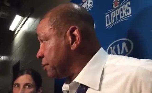 里弗斯被驱逐以后赛后接受采访,里弗斯和小里弗斯一起被驱逐