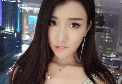 她是CBA最美女友，26岁身价300万，证件照美出天际，实名羡慕