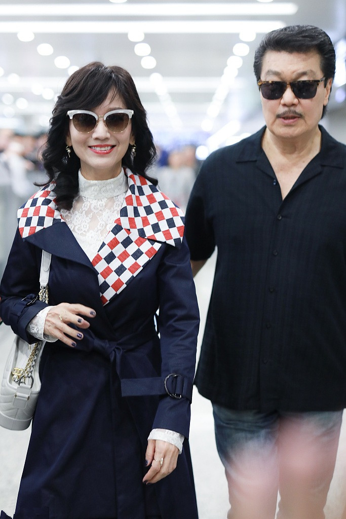 赵雅芝夫妇牵手照,赵雅芝最近时尚穿搭