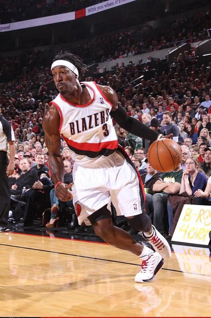 猫王华莱士拜纳姆,杰拉德华莱士被肘击视频