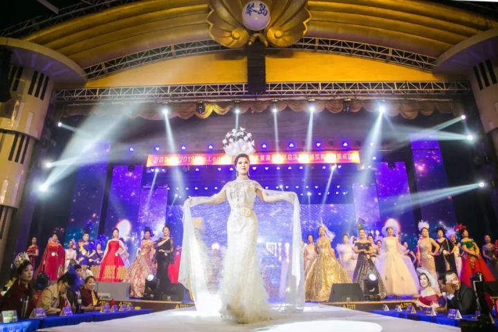 43岁的她竟然美的让人窒息,50岁的女人竟然美得让人羡慕