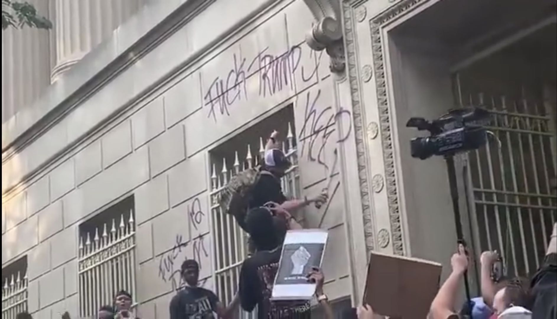 美国警察*力暴**，黑人之死，特朗普大厦被围，特朗普为何不为所动