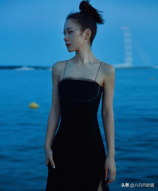 江一燕穿复古碎花裙演绎古典韵味,江一燕短裙子的照片