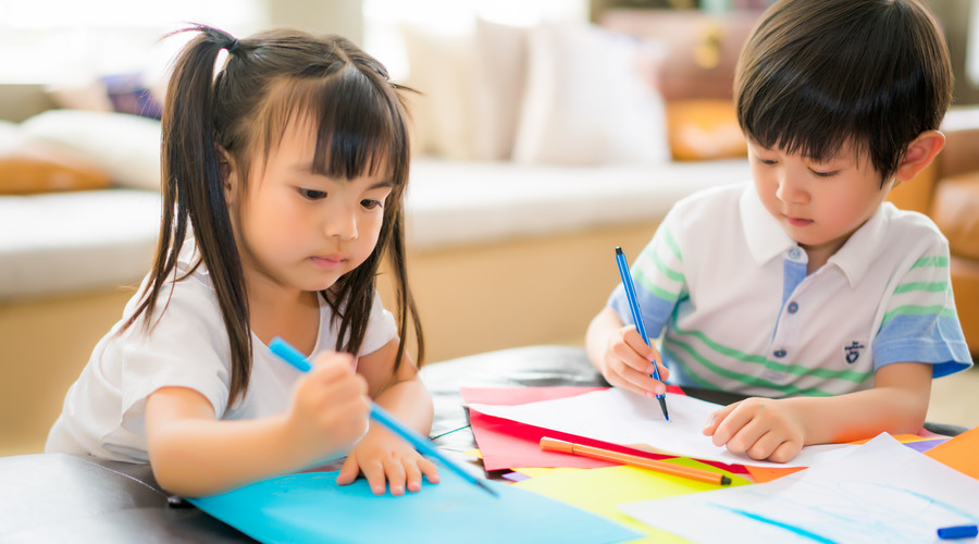 孩子交叉腿用力是在干嘛？别脸红，宝妈必须看下去