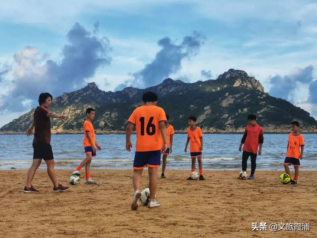 @张一山，霞浦大京沙滩展开一场精彩的足球比赛