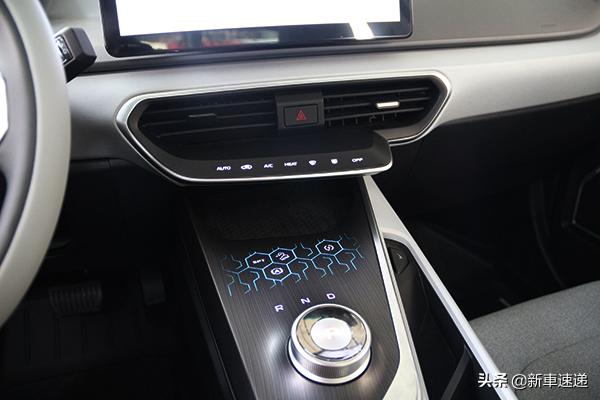 吉利几何a黑顶,吉利几何a黑色车顶加银色车身