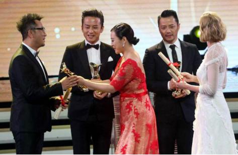 3次被“爱情”抛弃，因“全裸”出镜一举成名，如今成为单亲妈妈