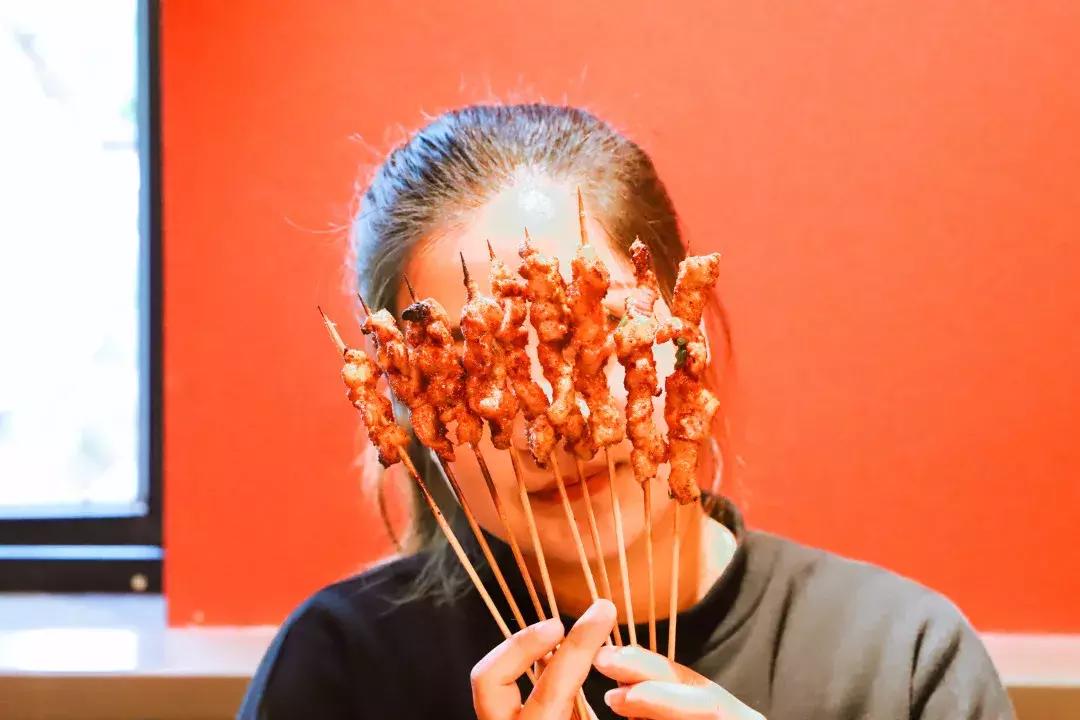 Wow~穿红衣就免单117！这家店到底什么来头！