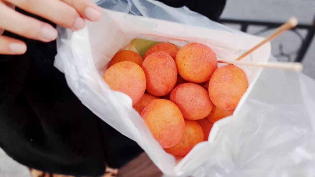 台湾胖子老板开的8㎡小店，专卖会膨胀的QQ球，嘴小的别来！