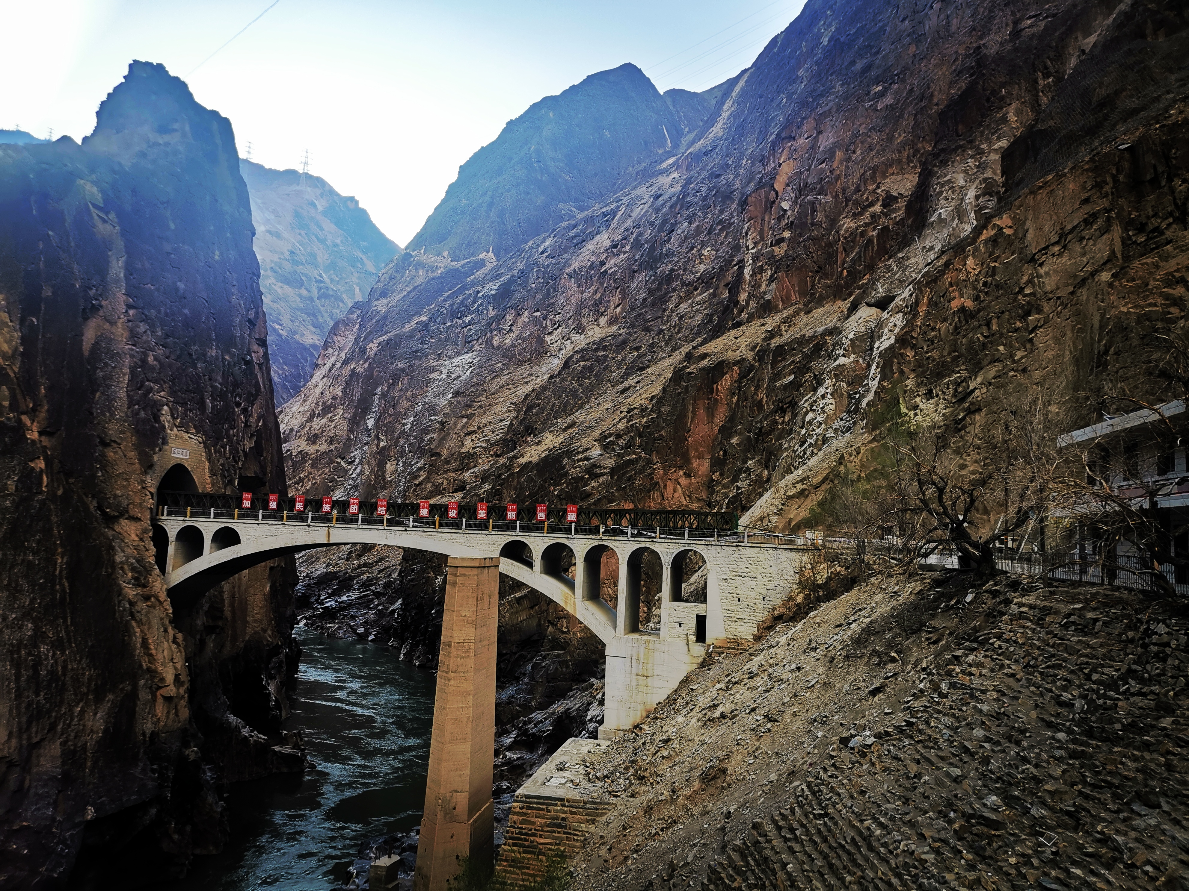 318川藏线怒江大桥桥墩是怎么回事,怒江大桥有多可怕