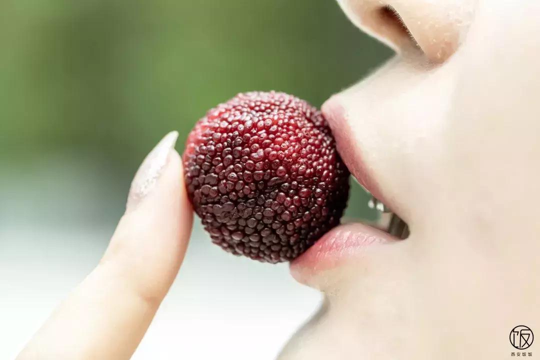 一*爆口**浆的咩咩包来了，今天也是努力营业的奈雪咩！