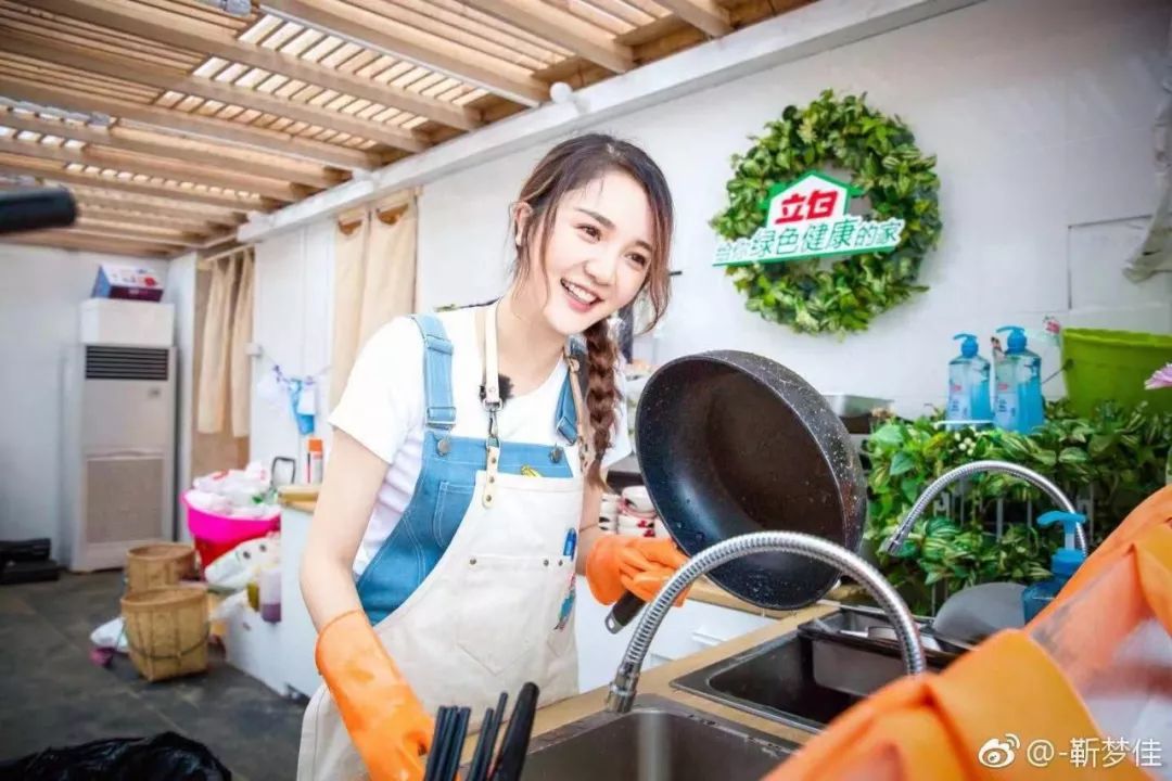 主持人为什么语速这么慢,为什么主持人都早衰