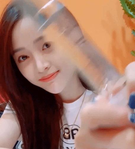 何洁怎么和以前长得不一样了,何洁的造型越来越暗黑了