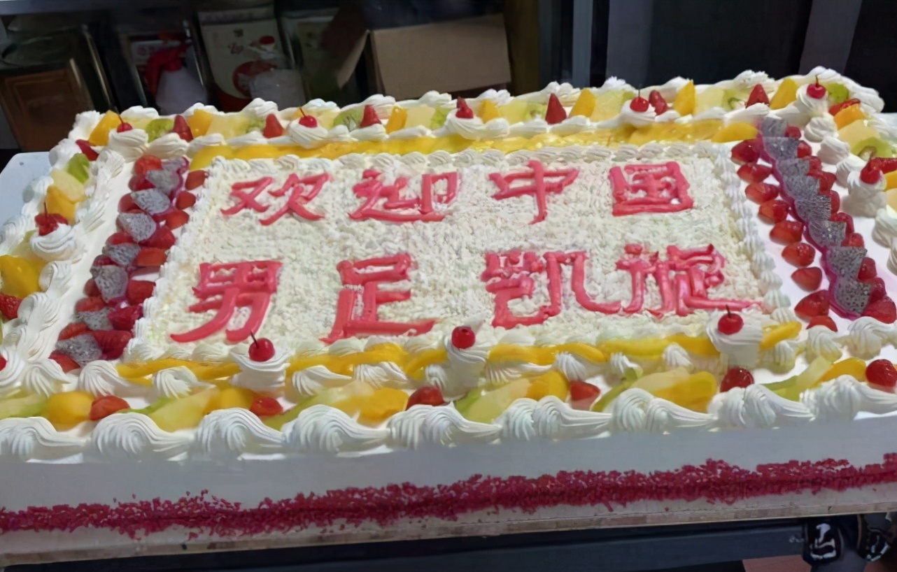 国足输掉了比赛场外被人骂,国足比赛遭观众大骂