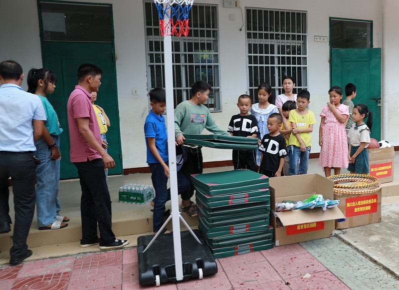 党史宣讲小分队海口支队,帮扶村开展党史宣讲活动