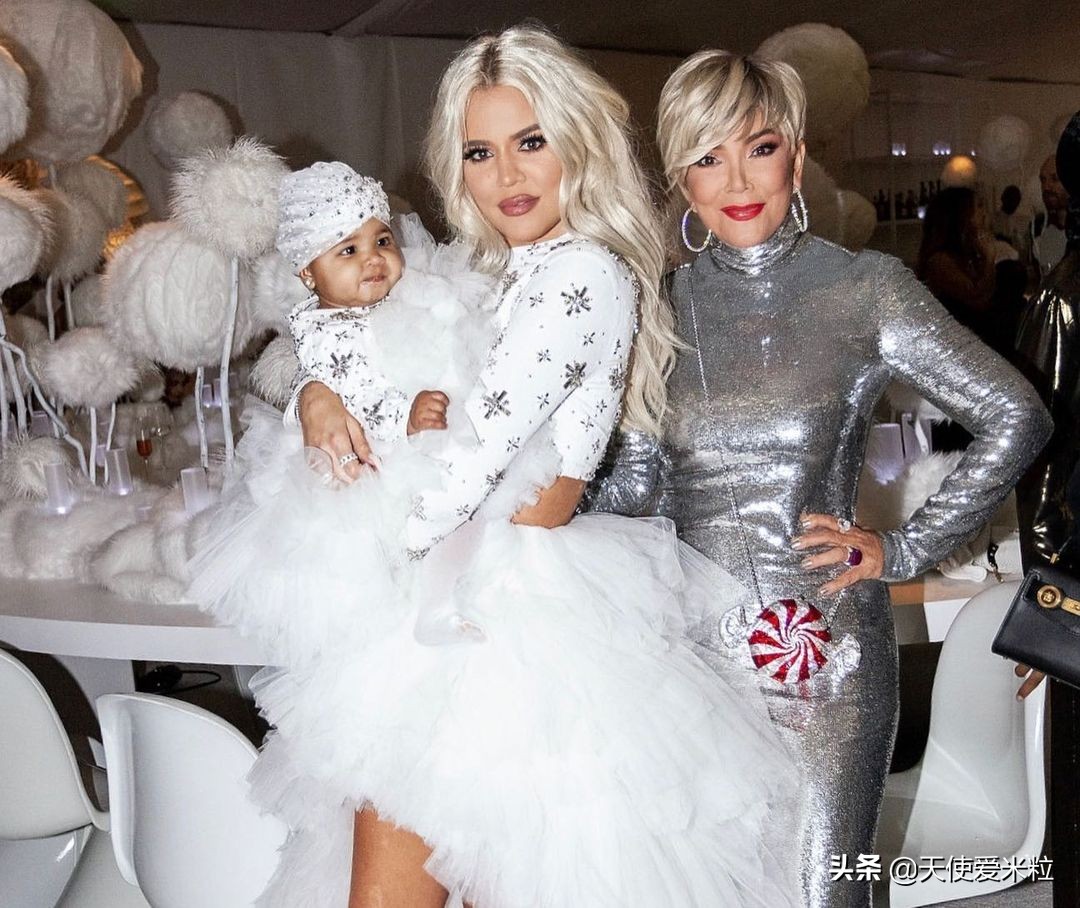 克勒·卡戴珊无PS泳装照遭泄露，真面目曝光：皮肤粗糙身材平板