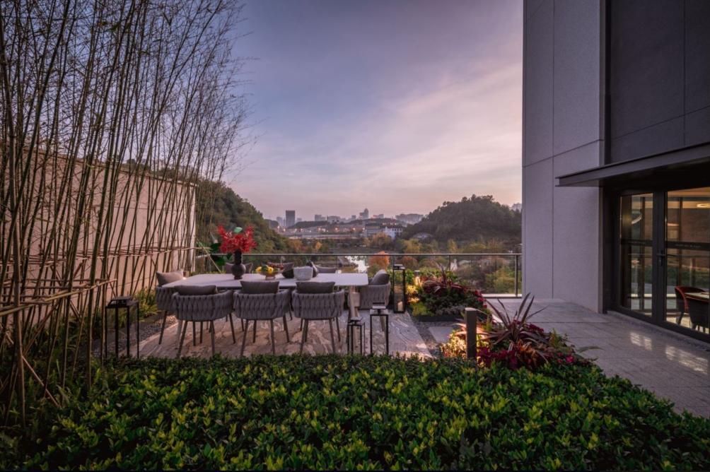 看完观山湖单价4w+的别墅,我举手点了个赞,低头拍了下包