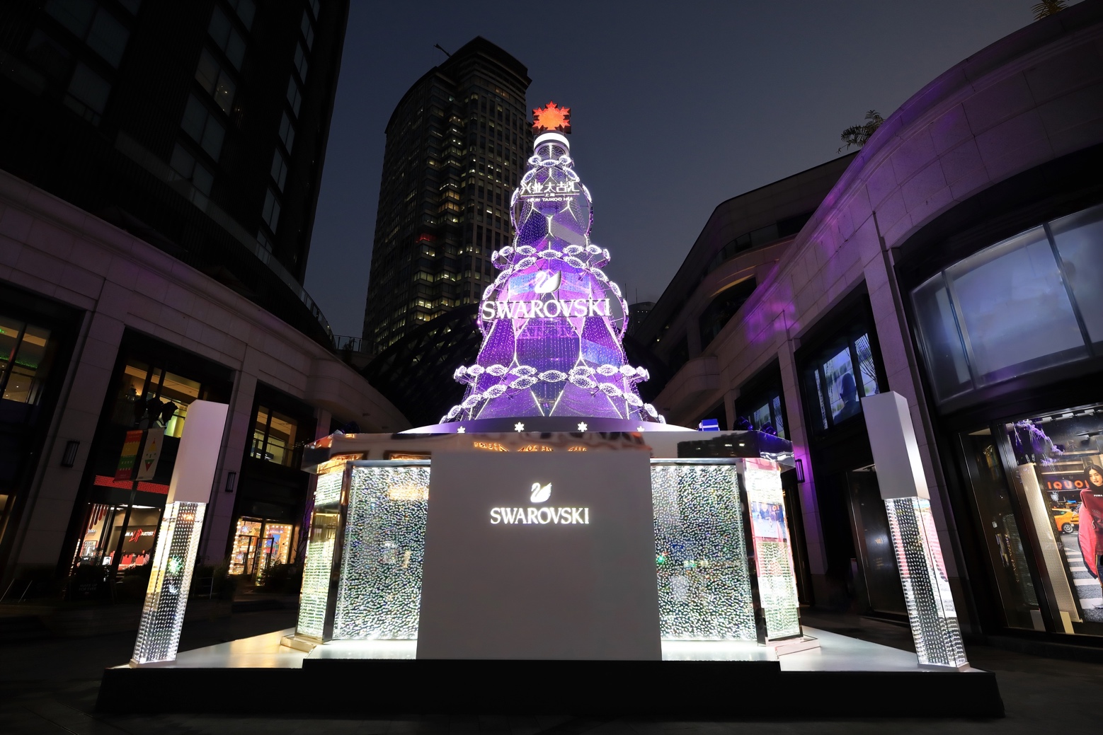 郑恺跨年演唱会牵手,众星亮相上海国际电影节红毯郑恺