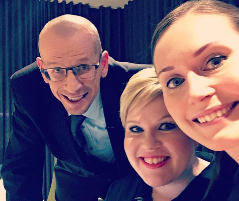 芬兰34岁美女总理自拍图曝光：喜欢与帅哥合影，爱分享私生活