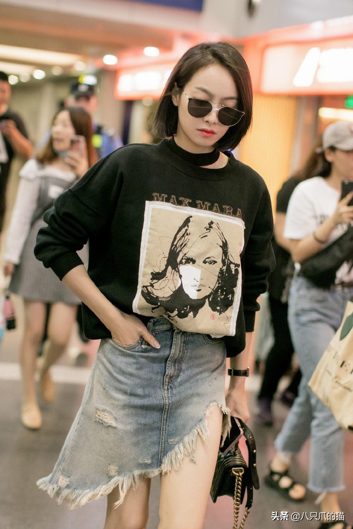 宋茜红色皮裙,宋茜穿了一条白色的裙子