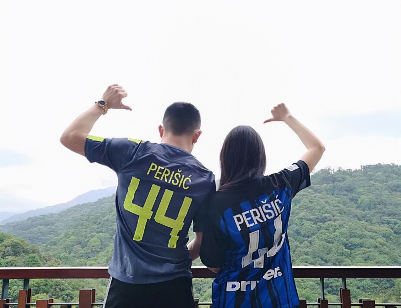 张馨予亲测好用的平价面霜,张馨予晒与鲜花自拍颜值超养眼