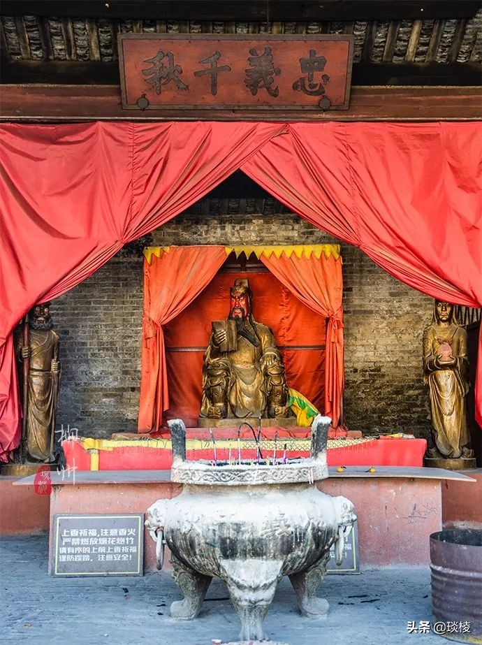 手里拿的不是大刀?最有文化的关二爷竟然藏在个古镇里