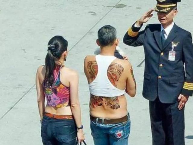 泰国现任国王的荒唐事：疫情肆虐携后宫出国度假，封宠物狗为将军