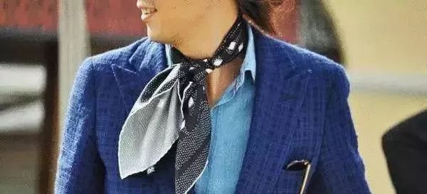 丝巾搭配50岁,丝巾10种搭配方法