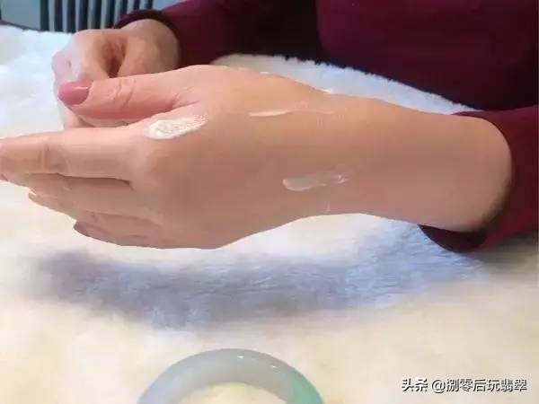 翡翠手镯洗澡时要取下来吗,戴翡翠手镯晚上需要取下来吗