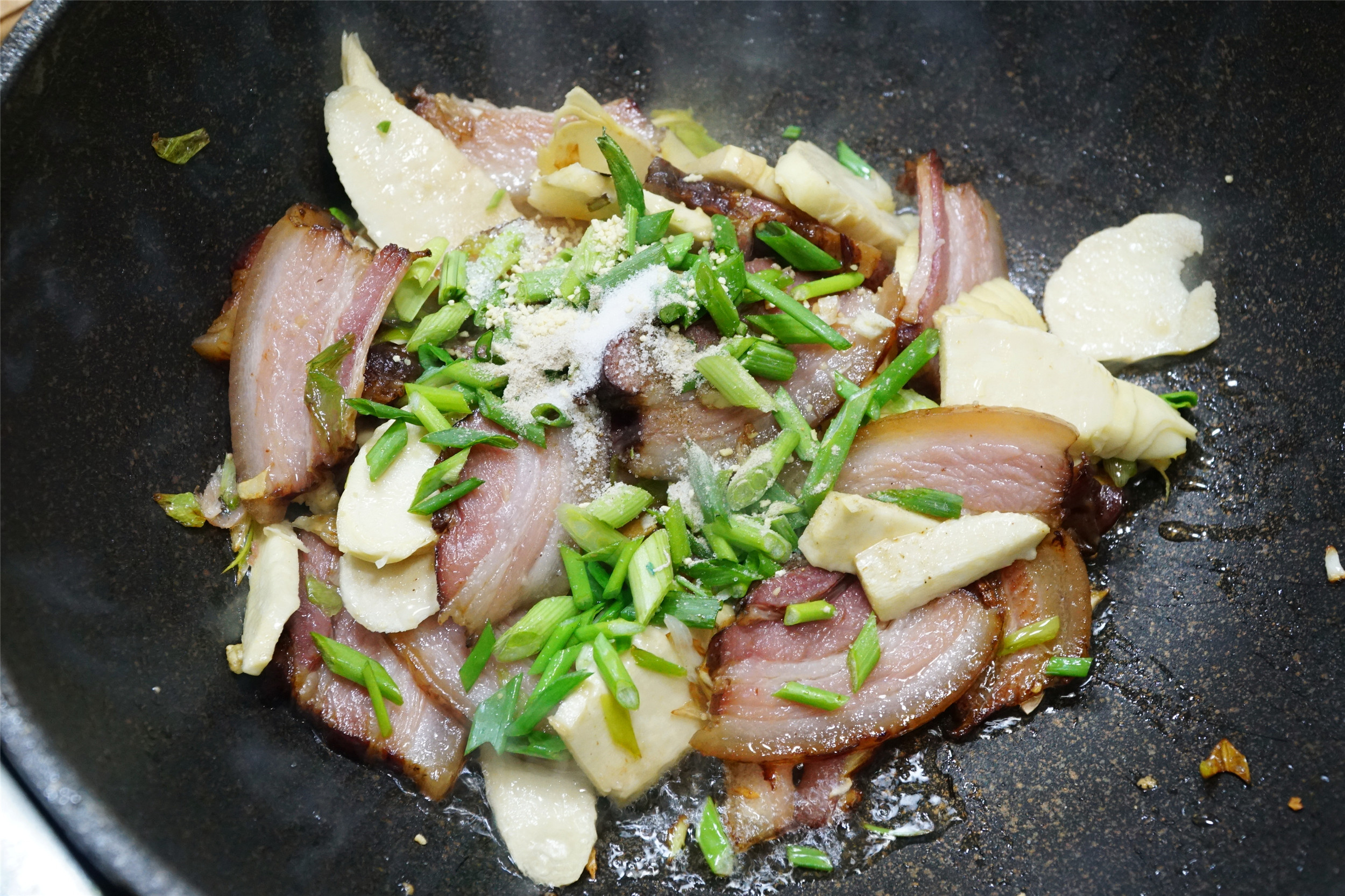 腊肉怎么炒能放时间长,炒腊肉放油不