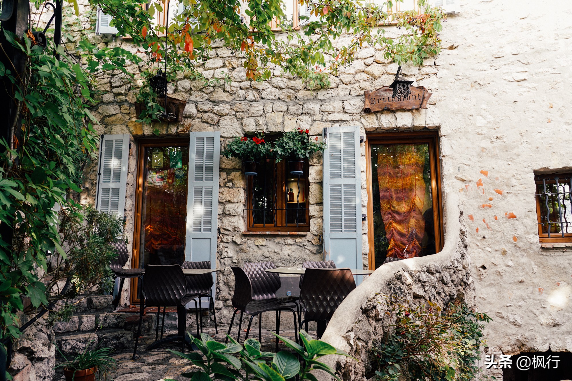 比巴黎浪漫还安全，南法海边的这几个风情小镇，好莱坞电影取景地