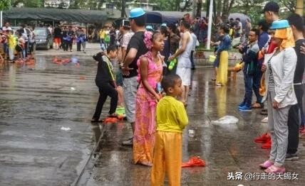 欢乐的泼水节鸟语花香,泼水节溢出的欢乐