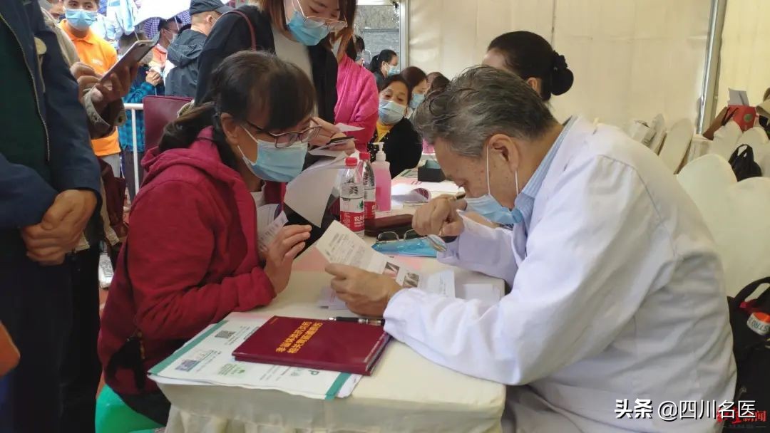 火爆！数万人“追星”华西坝