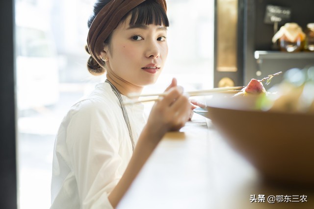 在农村家里浴室洗澡的时候，发现有人偷看和拍照该怎么办？