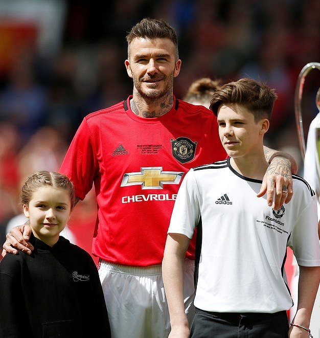 贝嫂带小七去看足球赛,贝嫂带娃看小贝比赛