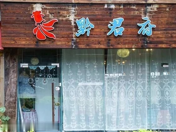 这种服装的实体店很奇怪，开在人迹罕至的大楼里，衣服还不让试穿